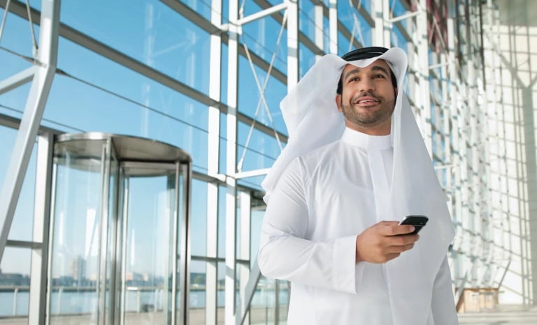 img-emirati-businessman-in-an-office-lobbt