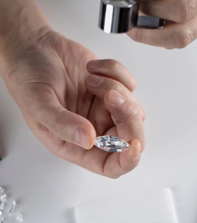 img-lab-grown-diamonds-under-inspection